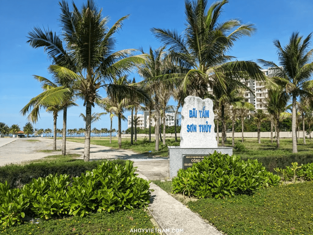 Bãi tắm Sơn Thủy là bãi biển sạch, yên bình, chưa bị du lịch hóa