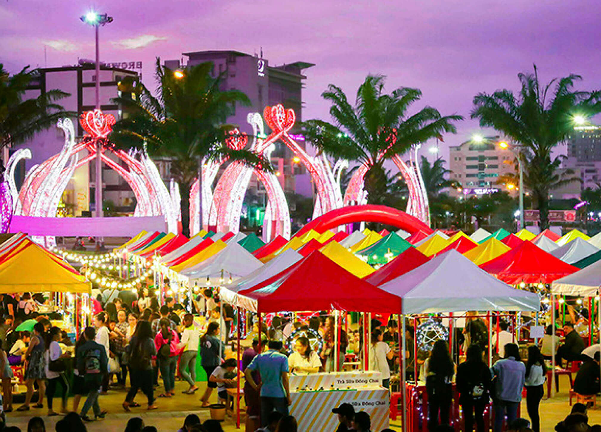 Các hoạt động giải trí tại chợ đêm Sơn Trà với biểu diễn âm nhạc đường phố