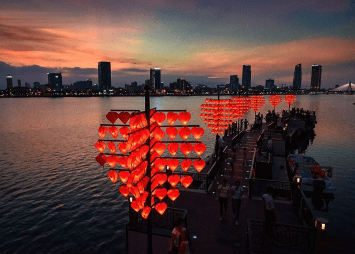 Cầu Tình Yêu Đà Nẵng gần chợ đêm Sơn Trà điểm check in lãng mạn