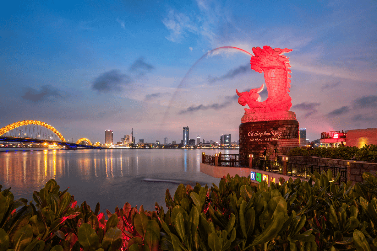 Cầu Tình Yêu là nơi hẹn ước lãng mạn với ổ khóa và đèn lồng trái tim