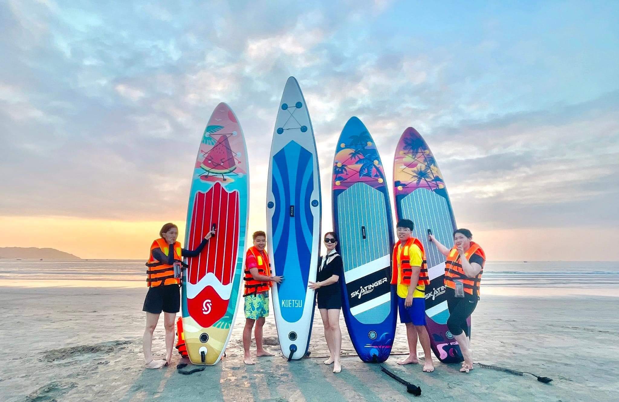 Chèo SUP ngắm bán đảo Sơn Trà từ biển Mân Thái Đà Nẵng (Ảnh Sưu tầm)