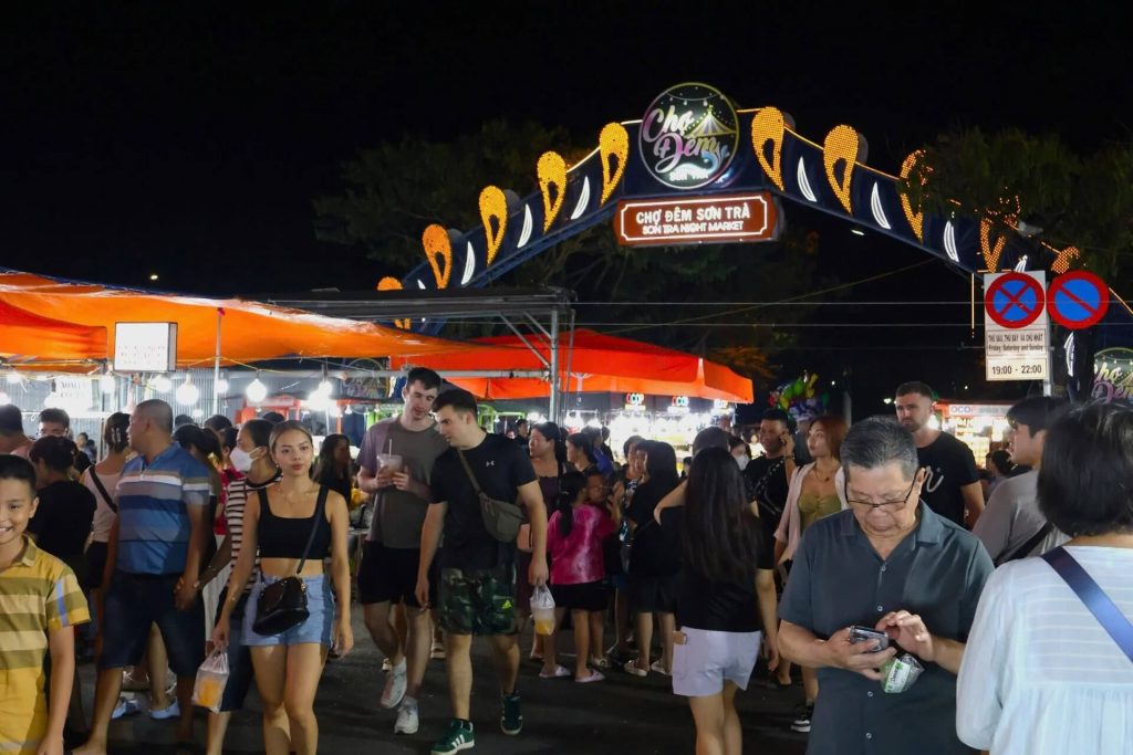 Chợ đêm Sơn Trà Đà Nẵng đông đúc người qua lại vào buổi tối