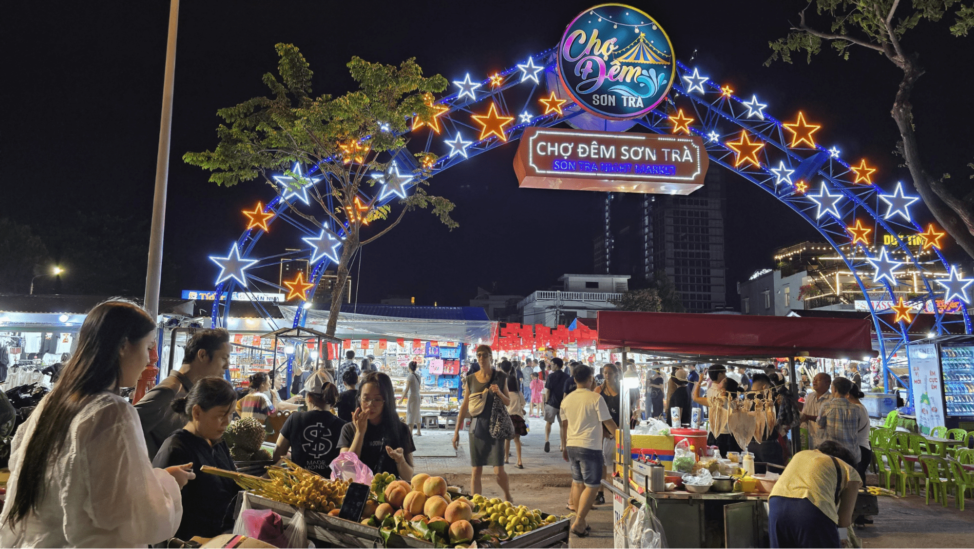 Chợ đêm Sơn Trà là chợ đêm dân dã, nơi đi dạo sau khi xem Cầu Rồng