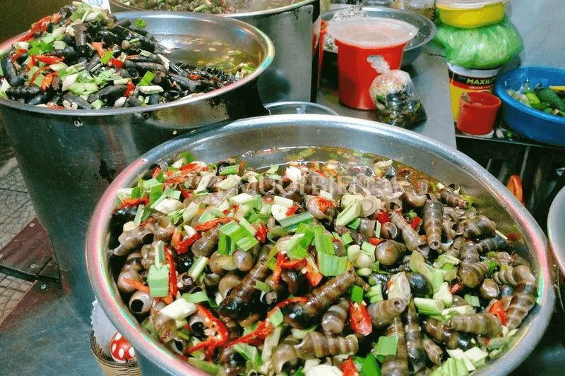 Đĩa ốc hút chợ Bắc Mỹ An tươi ngon ăn kèm rau sống và nước chấm chua cay
