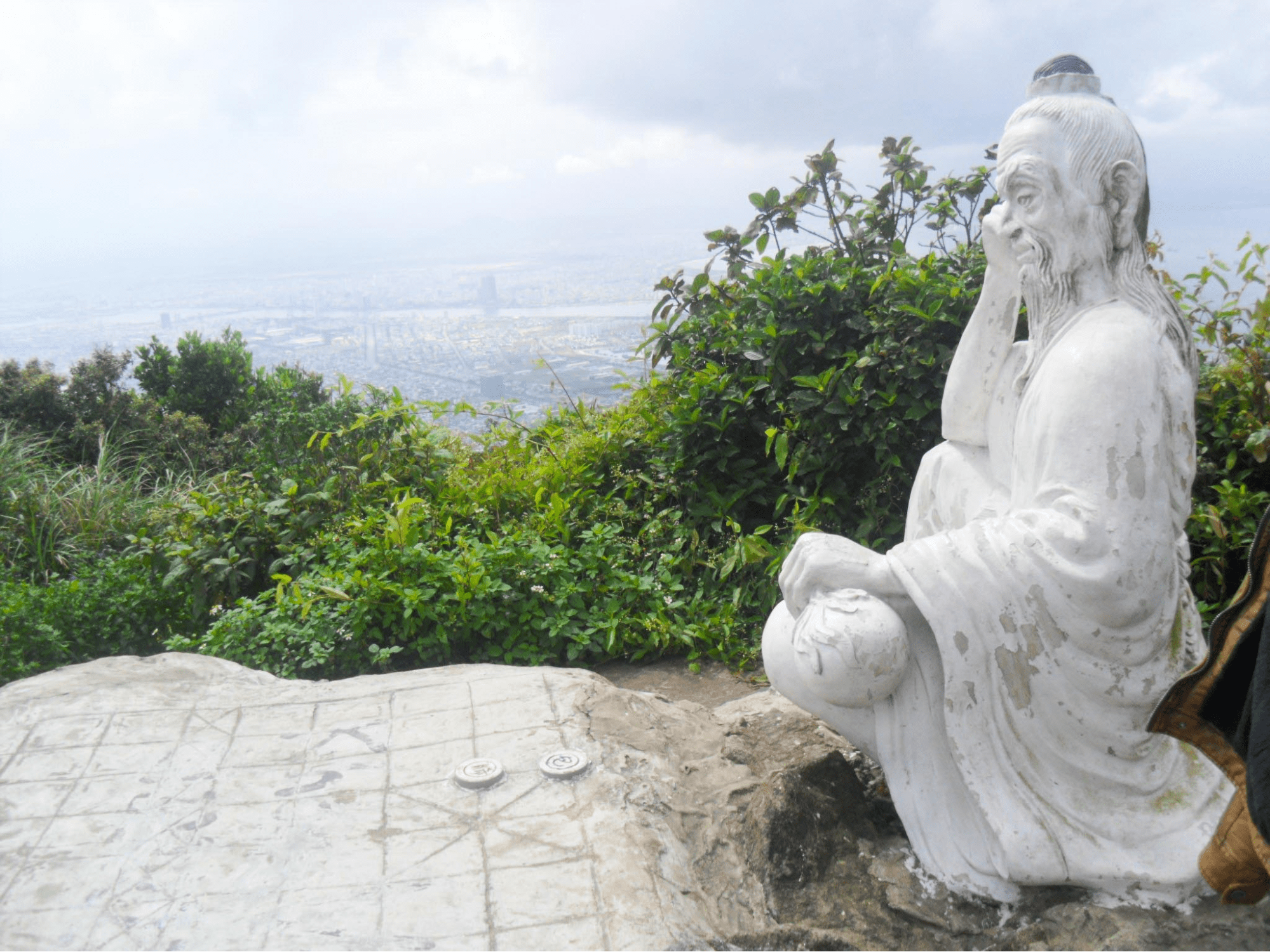 Đỉnh Bàn Cờ là nơi ngắm toàn cảnh Đà Nẵng từ trên cao, gắn với truyền thuyết