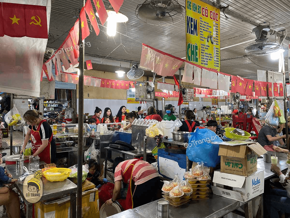 Du khách đang thưởng thức ăn vặt chợ Bắc Mỹ An trong không khí sôi động