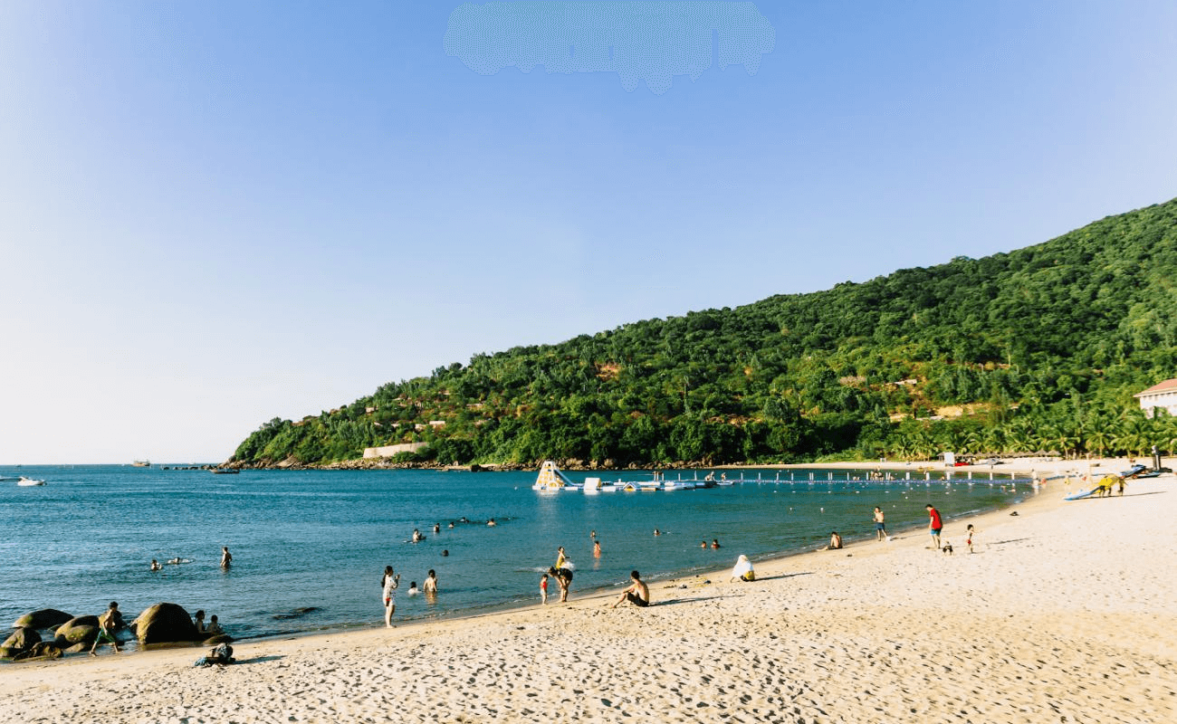 Du khách tắm biển và thư giãn tại bãi biển Tiên Sa Du khách tắm biển và thư giãn tại bãi biển Tiên Sa