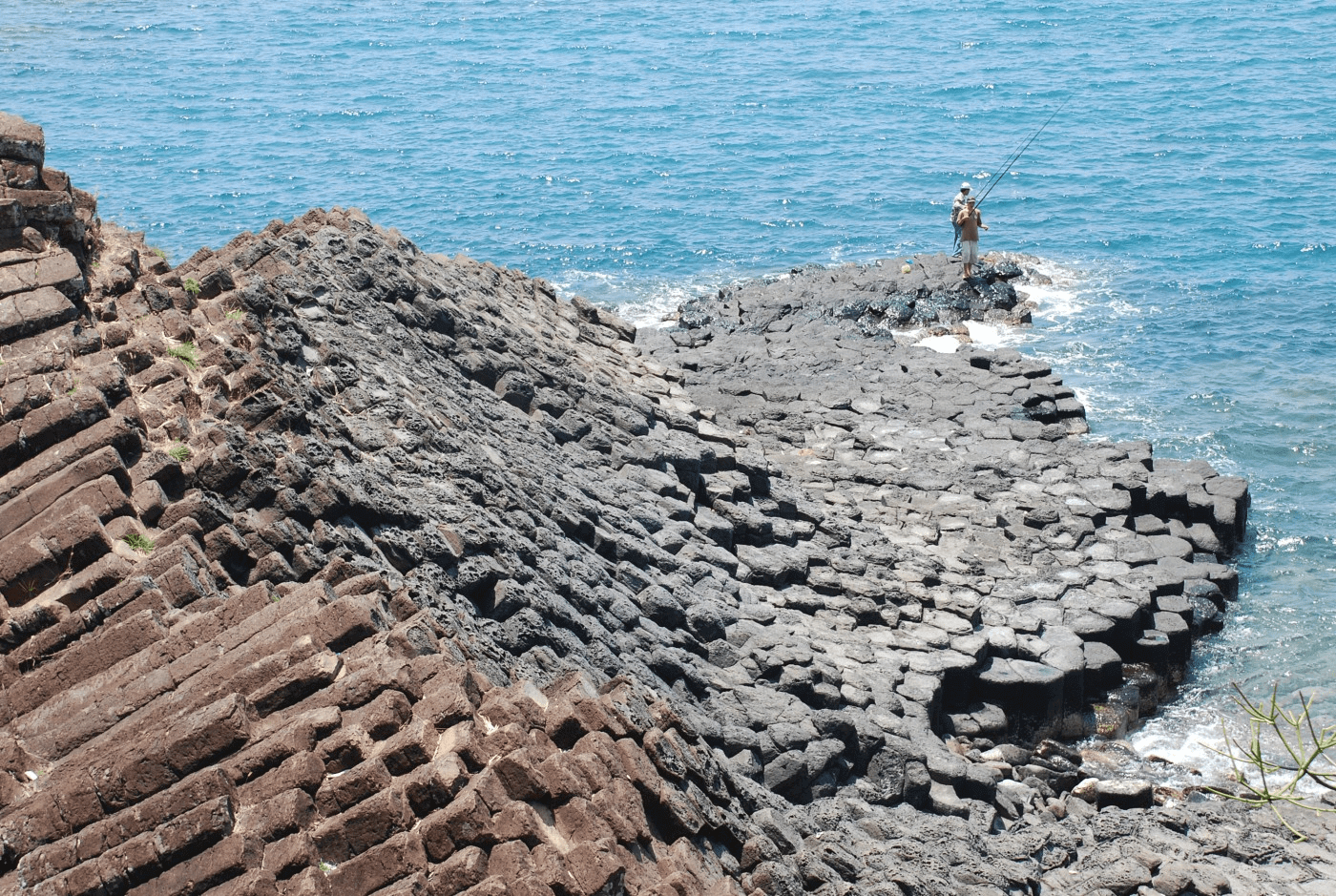 Ghềnh Bàng Đà Nẵng mùa mưa – cảnh đẹp hoang sơ nhưng đường xuống bãi đá khá trơn trượt (Ảnh Sưu tầm)