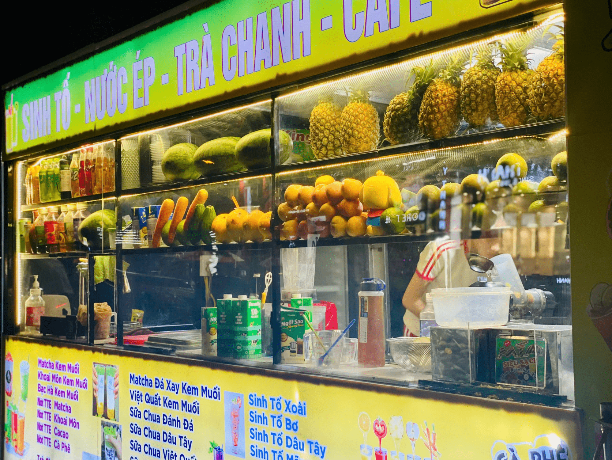 Giải khát với nước mía và nước ép trái cây tại chợ đêm Lê Duẩn (Ảnh Sưu tầm)