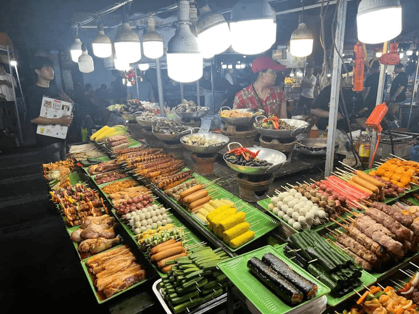 Gian hàng ẩm thực và mua sắm nhộn nhịp tại chợ đêm Lê Duẩn Đà Nẵng (Ảnh Sưu tầm)