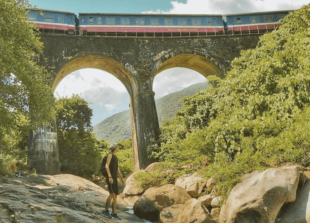 Hành trình phiêu lưu đường ray tàu hỏa bãi biển Làng Vân (Ảnh Sưu tầm)