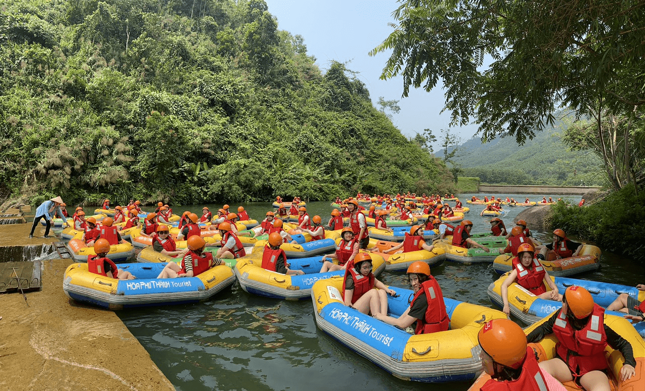 Hòa Phú Thành là nơi trải nghiệm trượt thác mạo hiểm bằng xuồng cao su