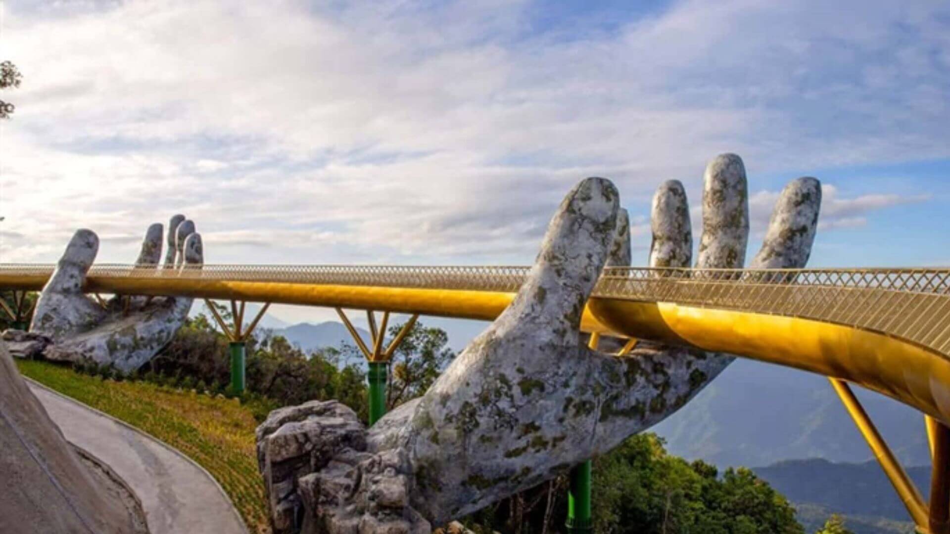Khám phá cầu vàng Đà Nẵng Vé cáp treo bao gồm những gì (Ảnh Sưu tầm)