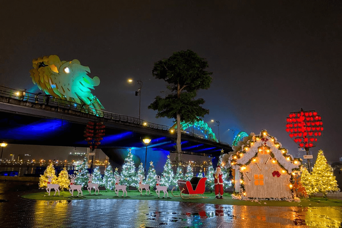 Không khí Giáng Sinh an lành tràn ngập khắp phố Đà Nẵng