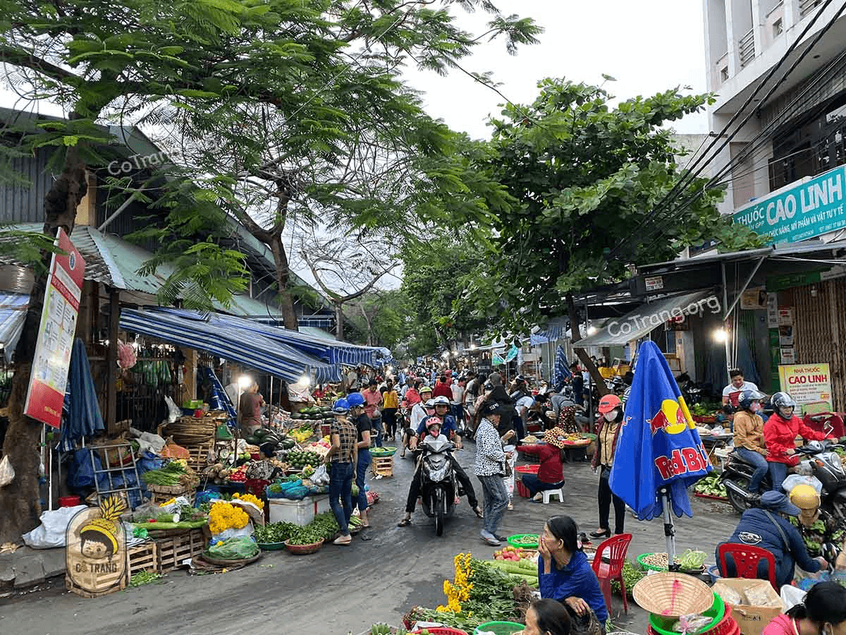 Khu ăn vặt chợ Bắc Mỹ An đông đúc thực khách vào buổi chiều tối