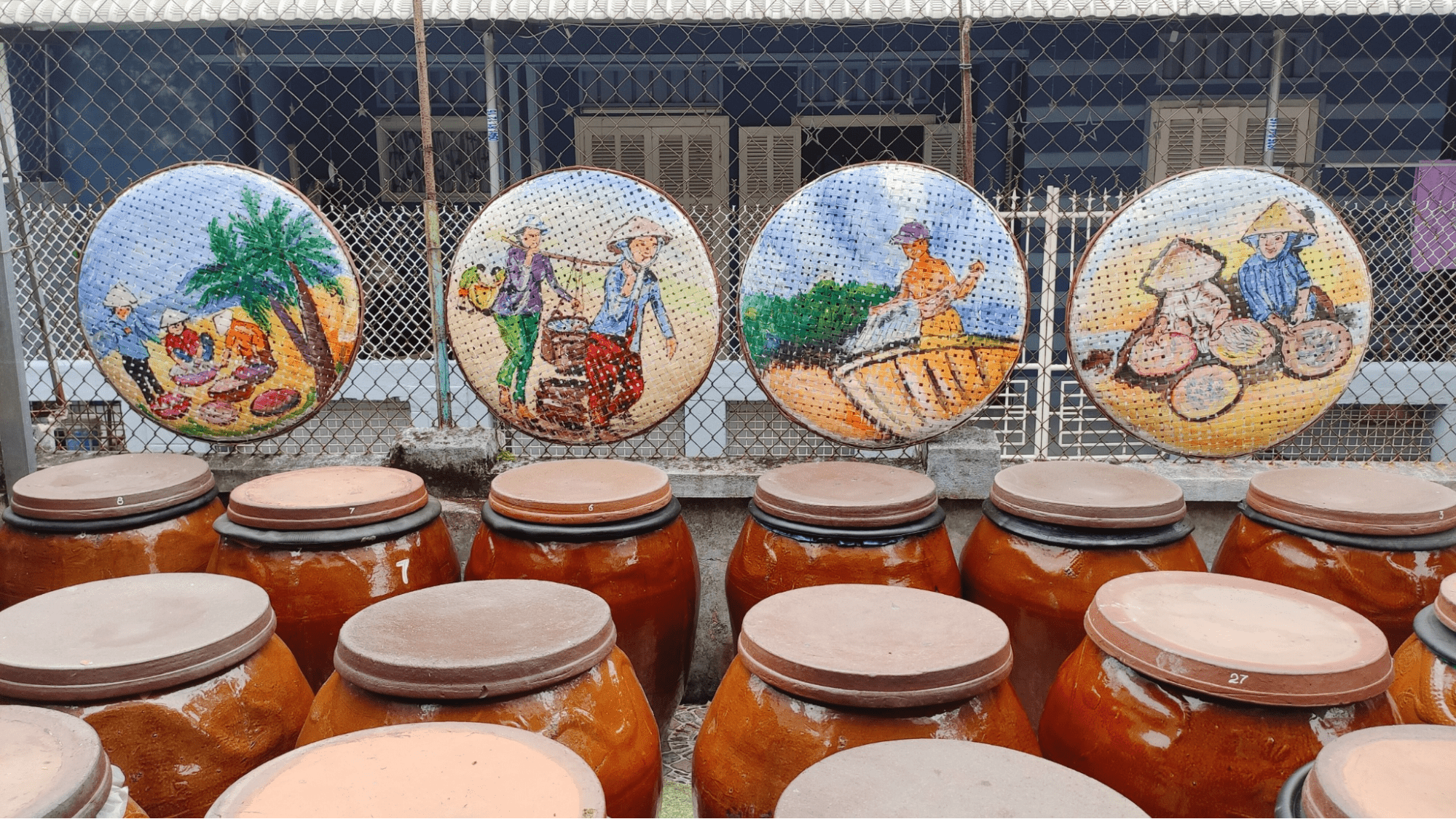 Làng nước mắm Nam Ô là làng nghề làm mắm cốt truyền thống, thơm nồng vị biển