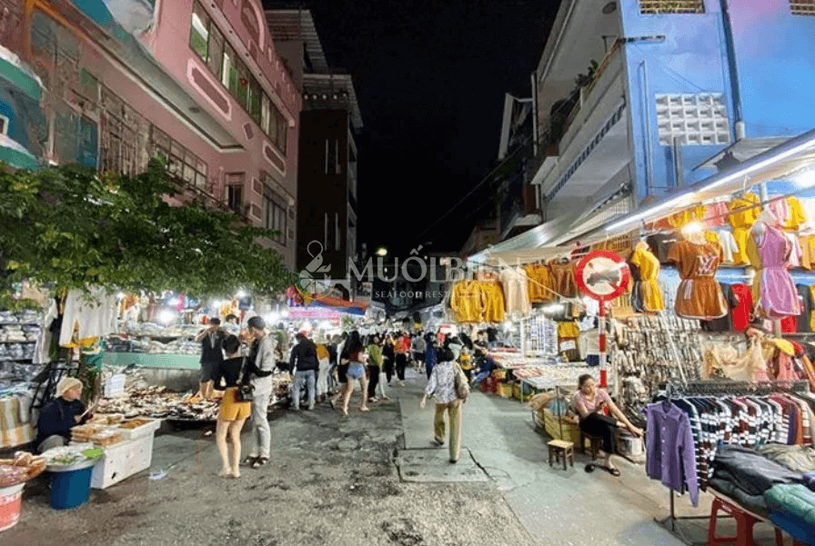 Mẹo chọn áo quần giá rẻ tại chợ đêm Lê Duẩn (Ảnh Sưu tầm)