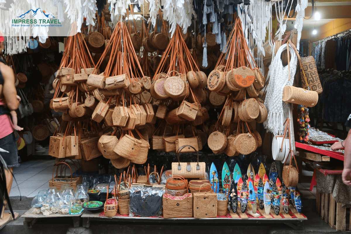 Mua quà lưu niệm tặng bạn bè, gia đình chợ Hàn Đà Nẵng (Ảnh Sưu tầm)