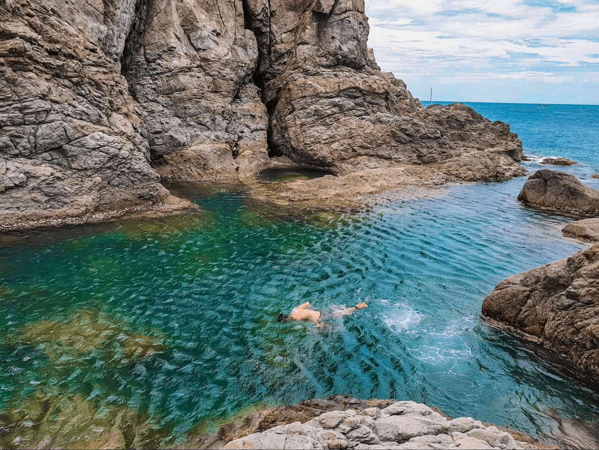 Mũi Nghê là điểm đón bình minh đầu tiên của Đà Nẵng, hoang sơ hùng vĩ