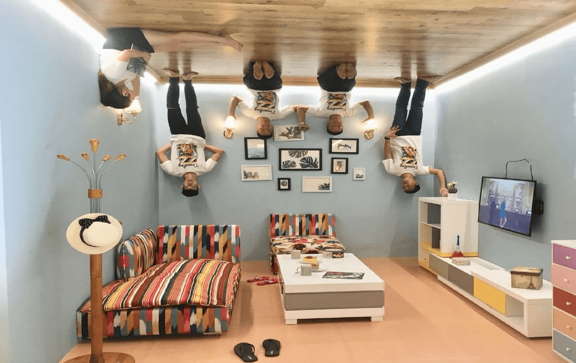 Nhà úp ngược là ngôi nhà đảo lộn, nơi sáng tạo ảnh không trọng lực