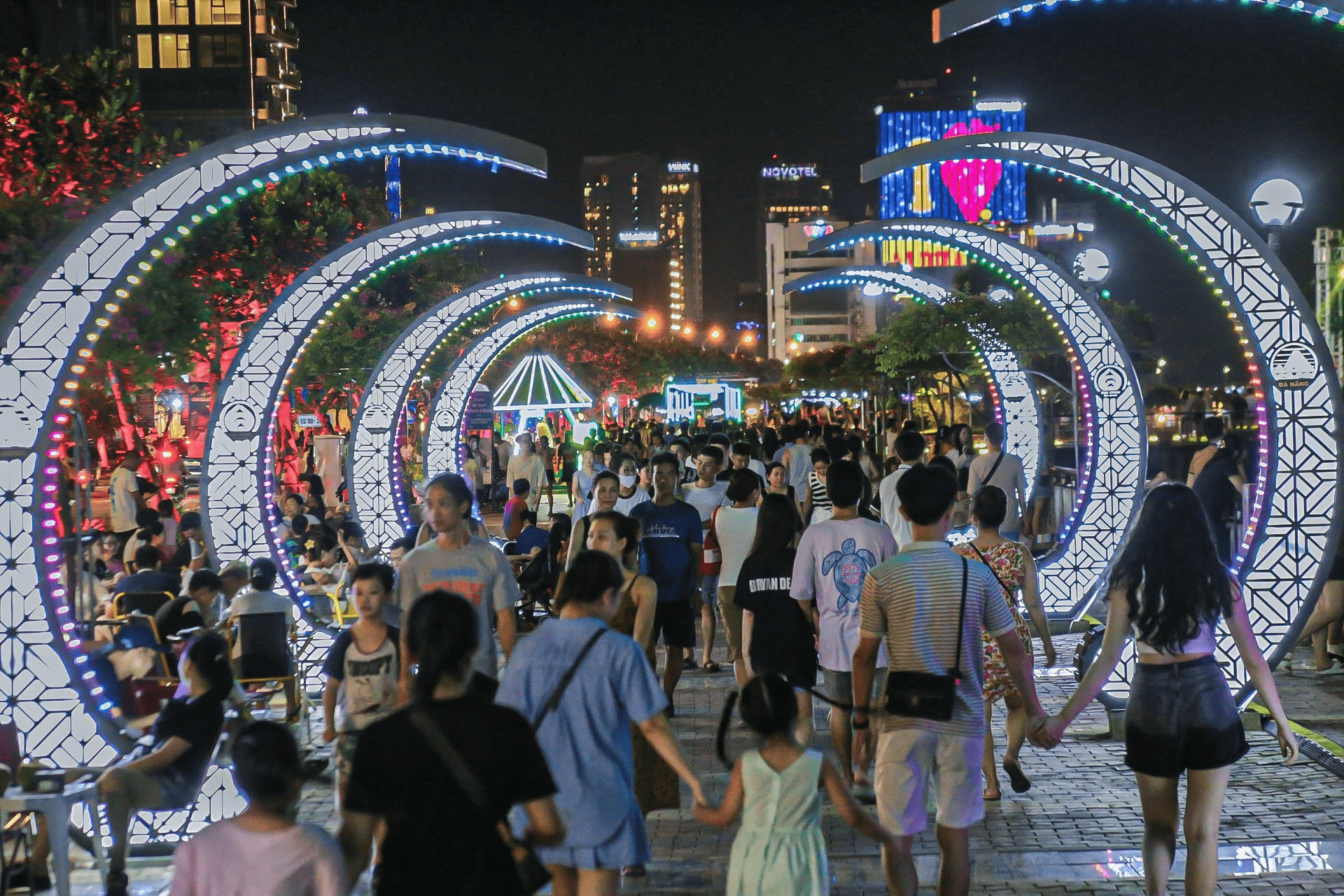 Phố đi bộ Bạch Đằng là con đường dạo bộ đẹp nhất, ngắm sông Hàn về đêm