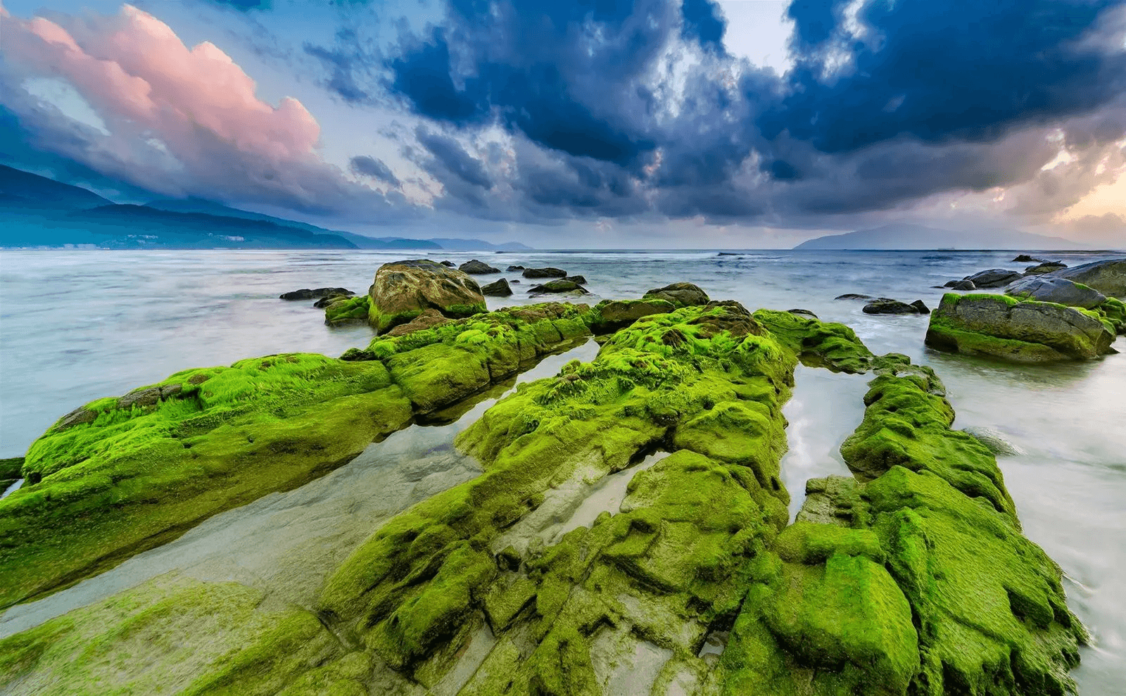 Rạn Nam Ô là bãi đá cổ phủ rêu xanh (chỉ đẹp mùa xuân), vẻ đẹp hoang sơ