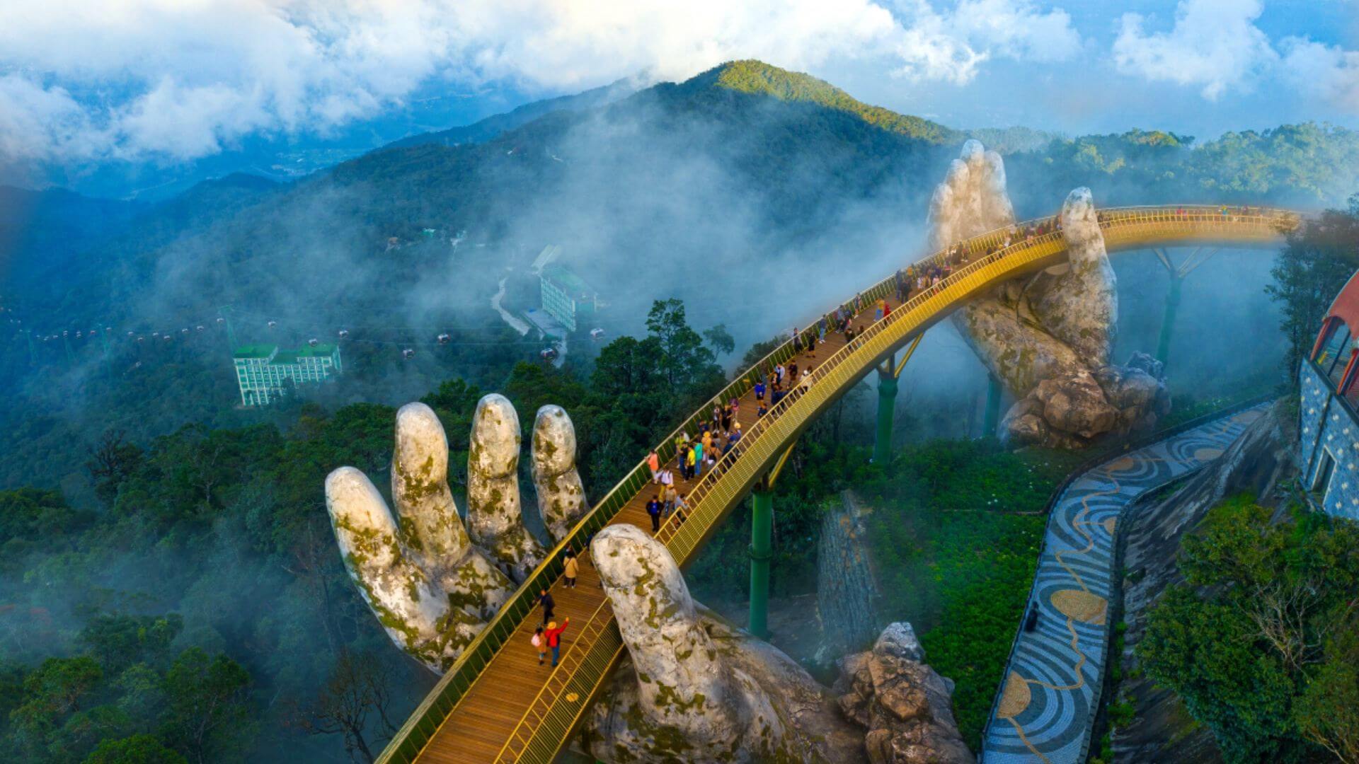 Thời điểm lý tưởng nhất để du lịch cầu Vàng Đà Nẵng (Ảnh Sưu tầm)