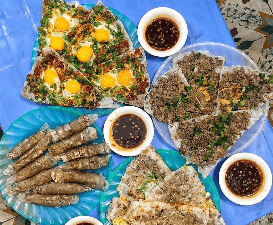 Thưởng thức bánh tráng kẹp bánh tráng nướng tại chợ đêm Lê Duẩn (Ảnh Sưu tầm)