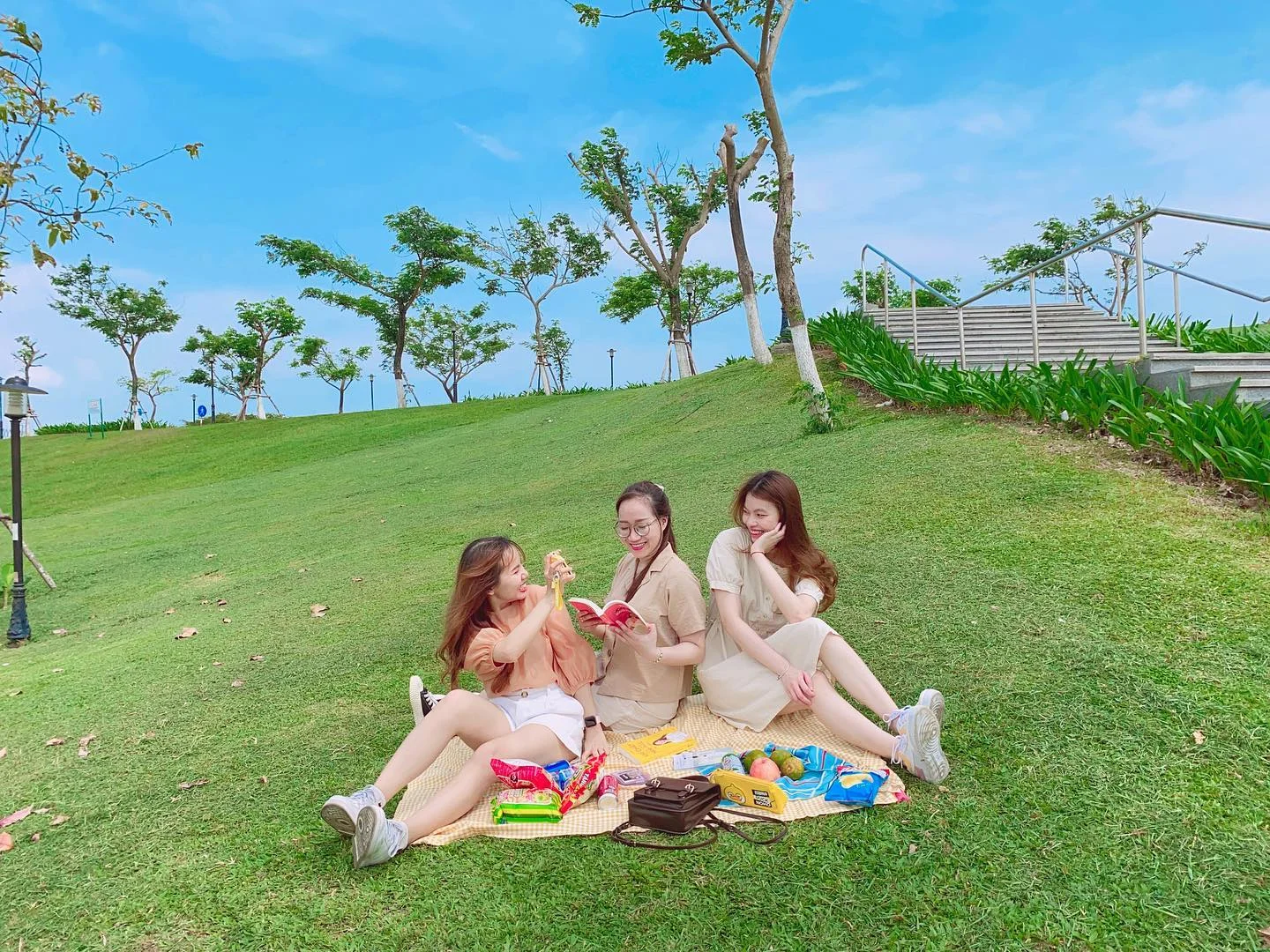 Bãi cỏ xanh mát chân cầu Nguyễn Văn Trỗi lý tưởng để picnic và thư giãn