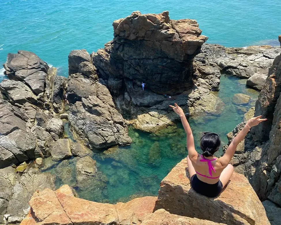 Bạn trẻ tạo dáng chụp ảnh check in trên mỏm đá Mũi Nghê.