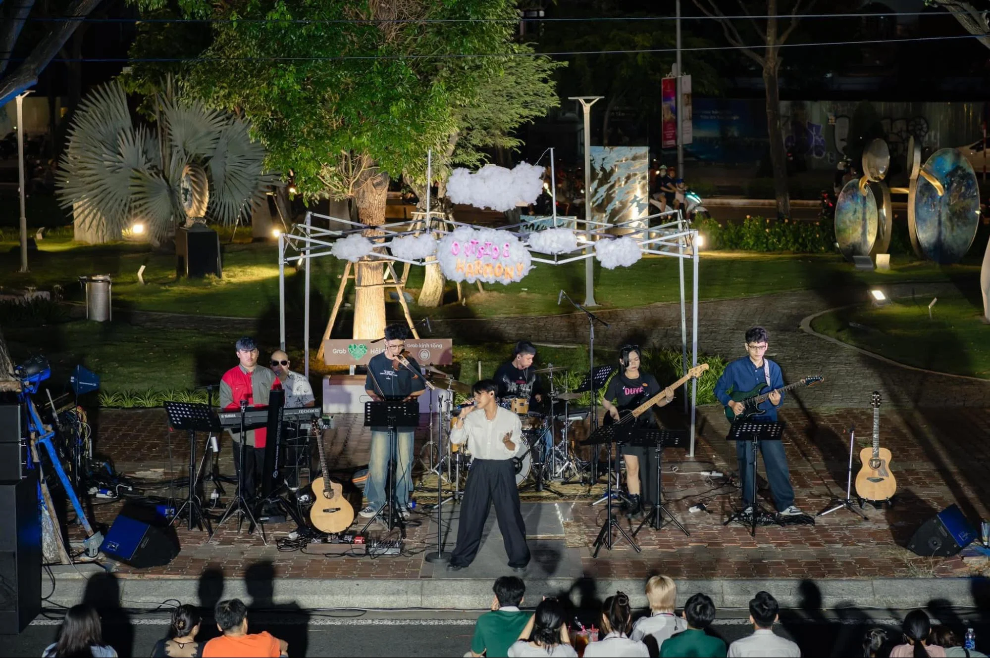 Biểu diễn nhạc acoustic và khiêu vũ sôi động tại phố đi bộ Bạch Đằng