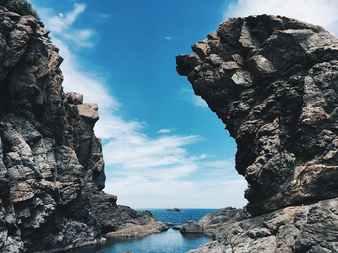 Cận cảnh mỏm đá có hình thù giống đầu con Nghê tại Mũi Nghê.