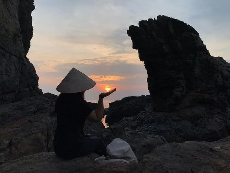 Cảnh bình minh rực rỡ tại Mũi Nghê Đà Nẵng với mặt trời nhô lên từ biển.