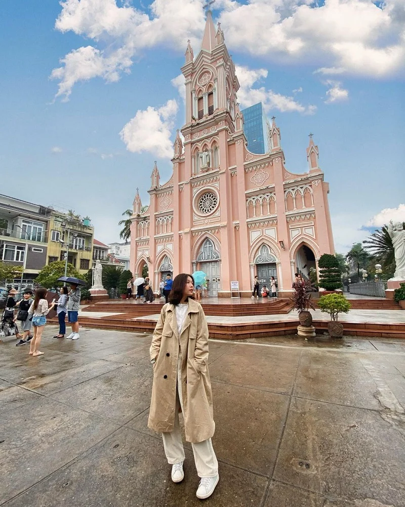 Chuẩn bị outfit nổi bật để check in nhà thờ Con Gà Đà Nẵng (Ảnh Sưu tầm)