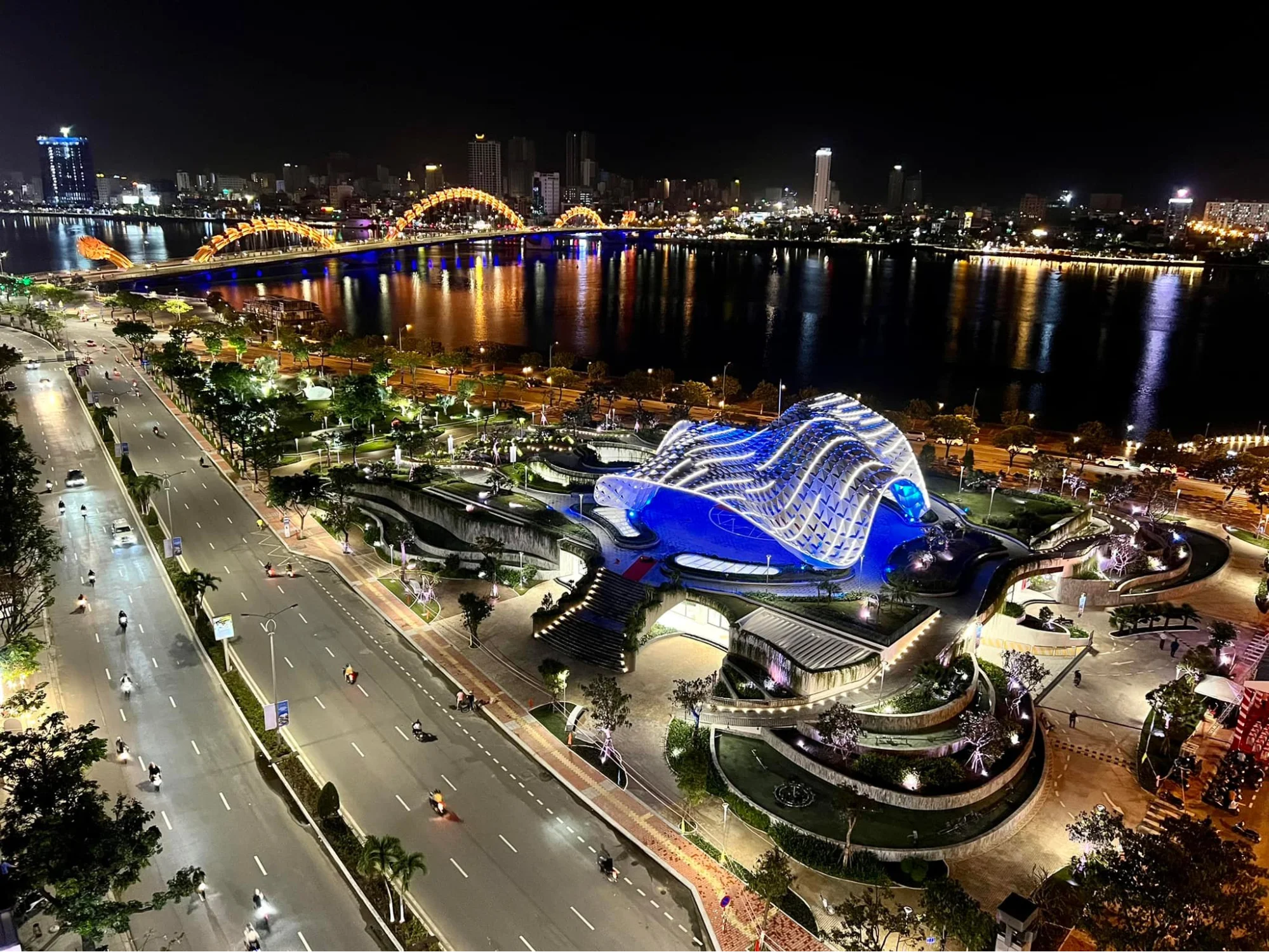 Công viên APEC lung linh về đêm với mái vòm cánh diều tại phố đi bộ Bạch Đằng