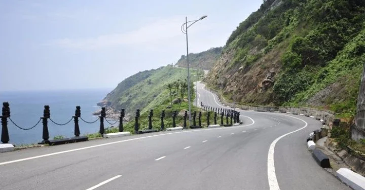 Cung đường biển Hoàng Sa tuyệt đẹp dẫn lên bán đảo Sơn Trà.