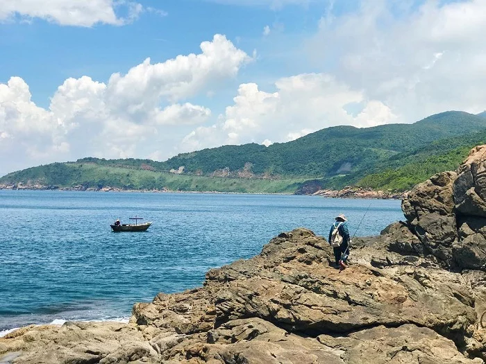 Đường đi trekking qua đoạn dốc đá để xuống Mũi Nghê.