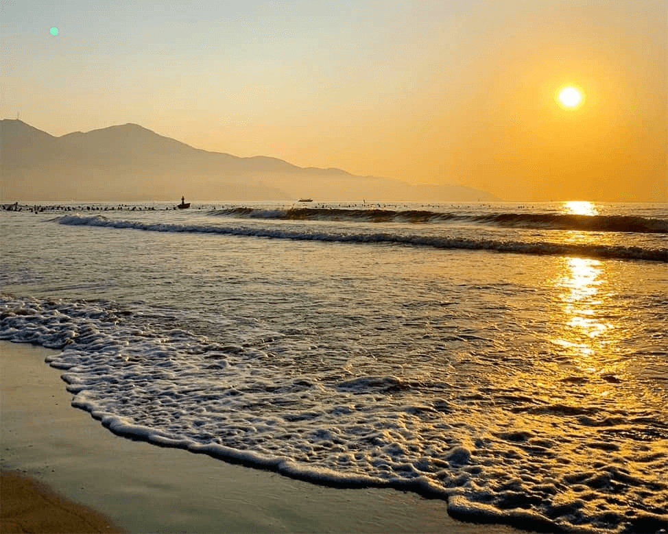 Hoàng hôn tuyệt đẹp tại bãi tắm Sơn Thủy