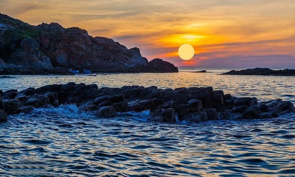 Khoảnh khắc bình minh tuyệt đẹp nhìn từ Mũi Nghê, Đà Nẵng.