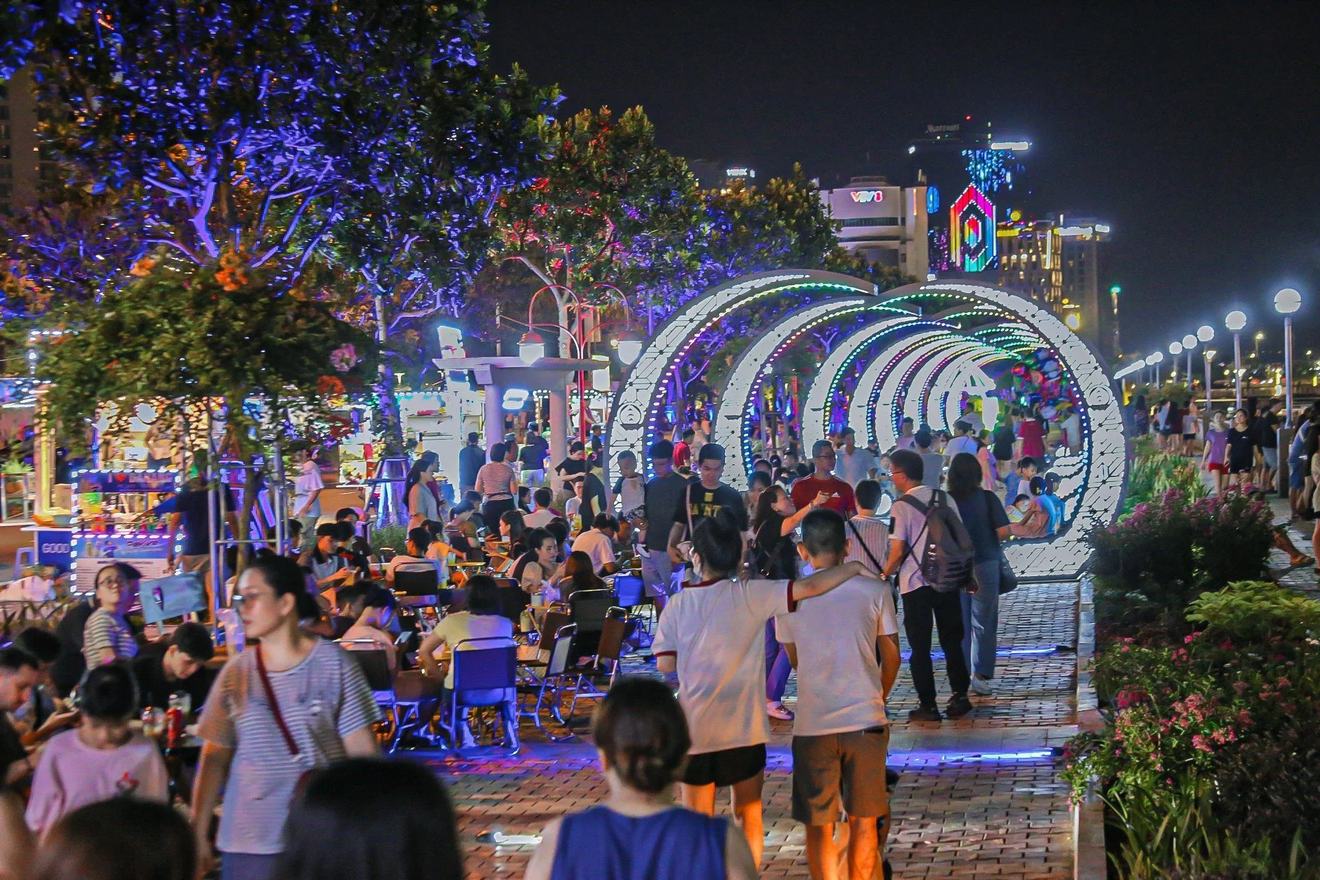Không khí nhộn nhịp buổi tối cuối tuần tại phố đi bộ Bạch Đằng Đà Nẵng