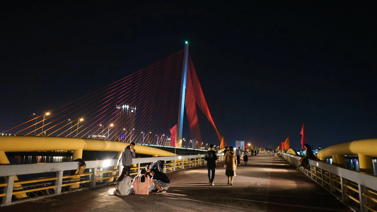 Không khí sôi động buổi tối tại cầu đi bộ Nguyễn Văn Trỗi với người dân và du khách