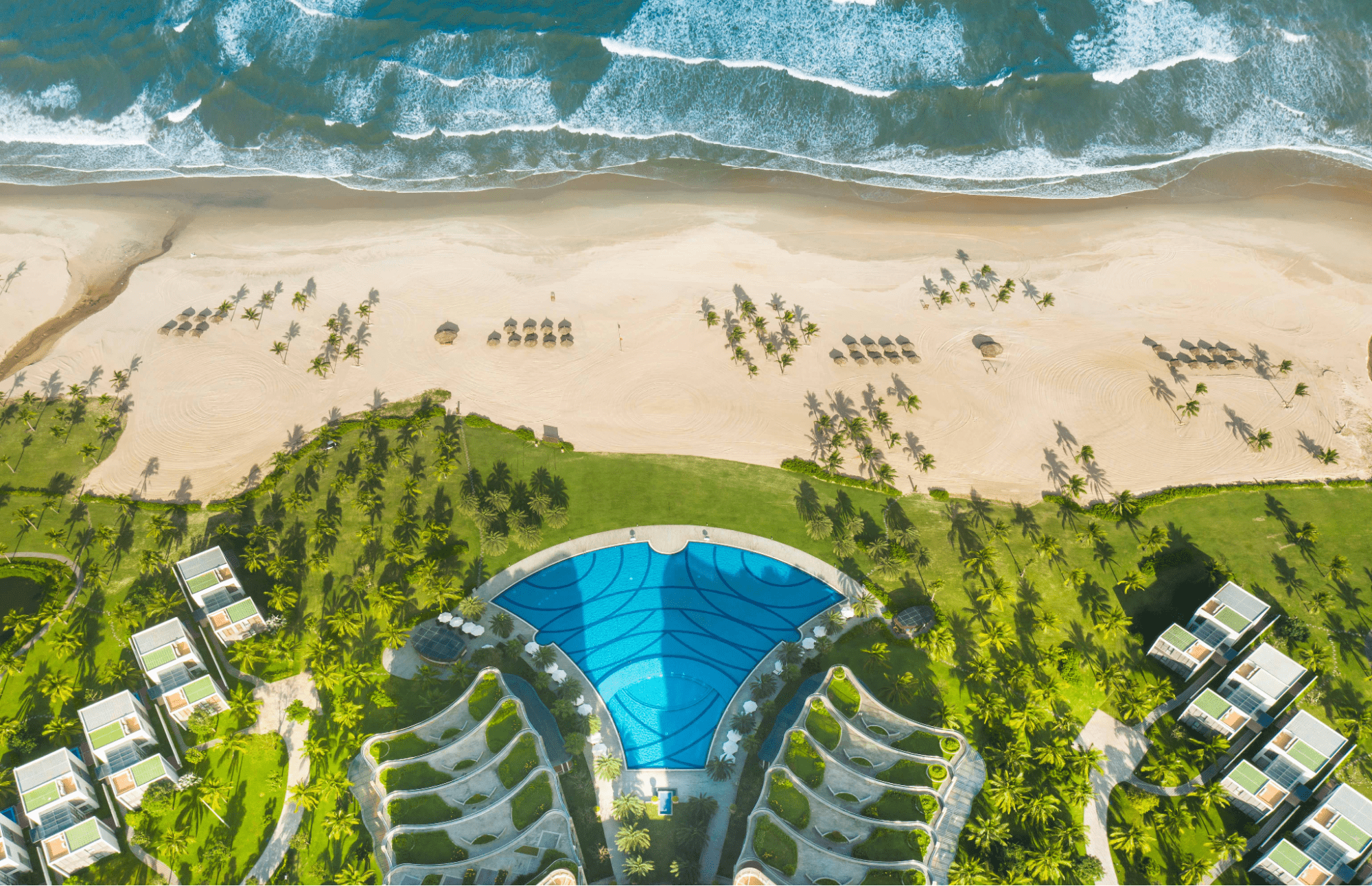 Khung cảnh yên bình tại bãi tắm Sơn Thủy dưới chân núi Ngũ Hành Sơn