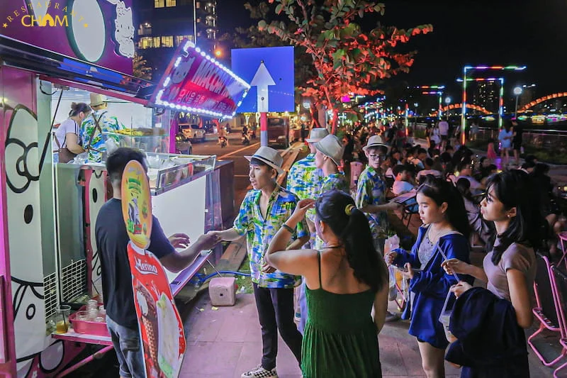 Ki ốt container 2 tầng độc đáo tại phố đi bộ chợ đêm Bạch Đằng Đà Nẵng