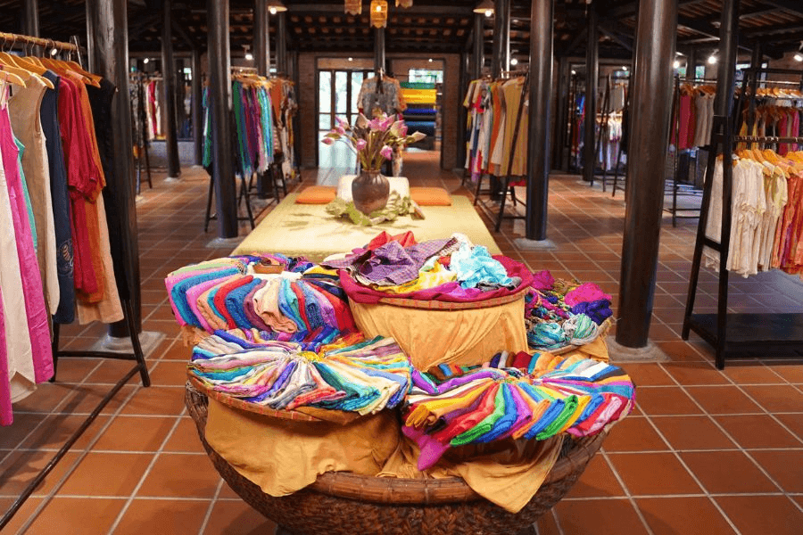 Lụa tơ tằm phố cổ Hội An (Ảnh Sưu tầm)