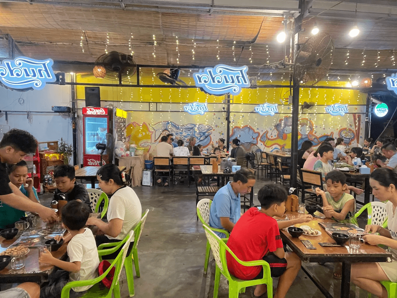 Quán Ngũ Hành phục vụ hải sản bình dân gần bãi tắm Sơn Thủy