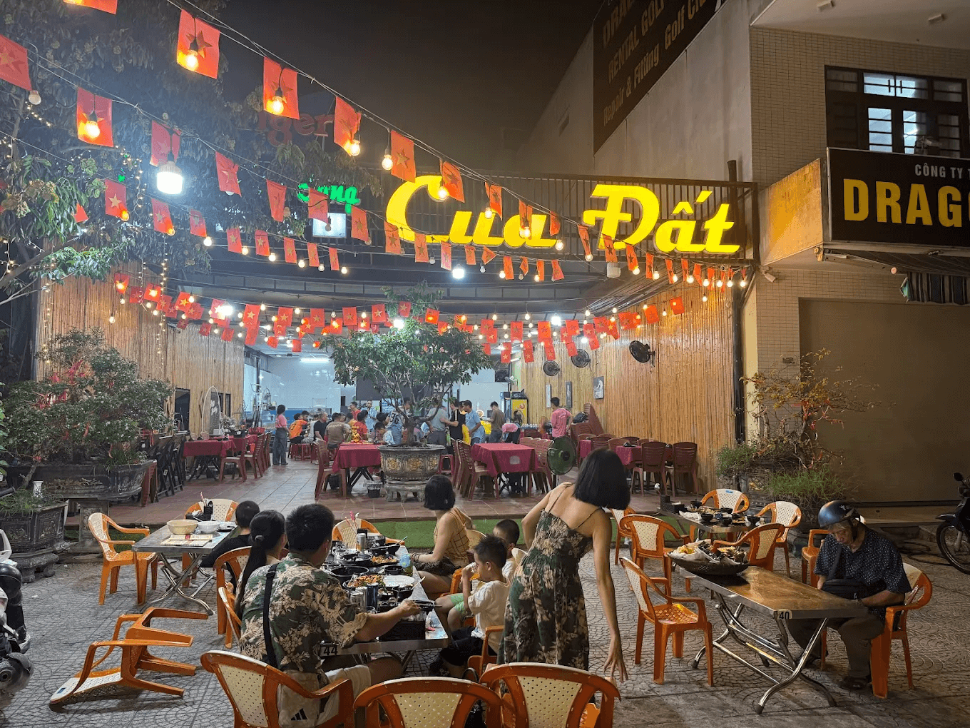 Quán hải sản Cua Đất gần bãi tắm Sơn Thủy