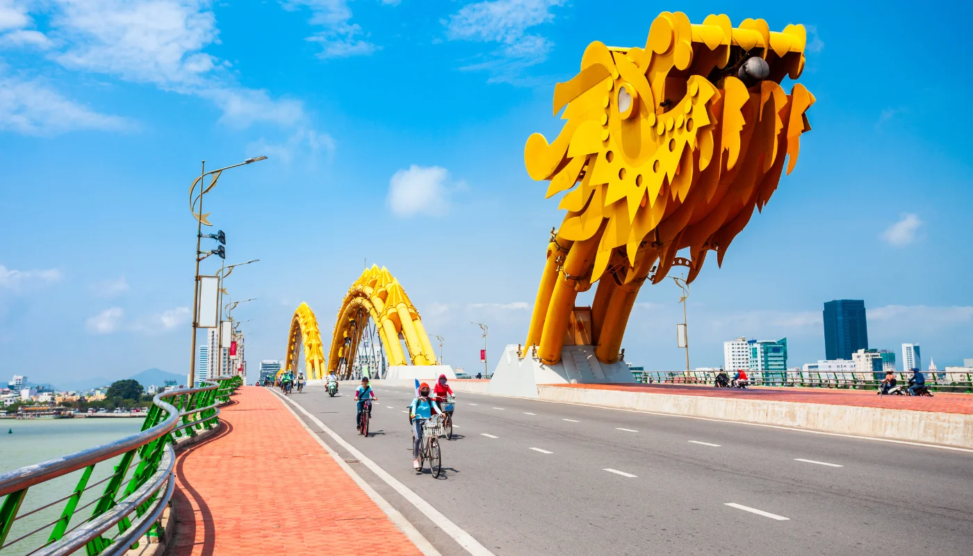 Sông Hàn & Cầu Rồng Điểm đi bộ gần Nhà thờ Con Gà Đà Nẵng (Ảnh Sưu tầm)