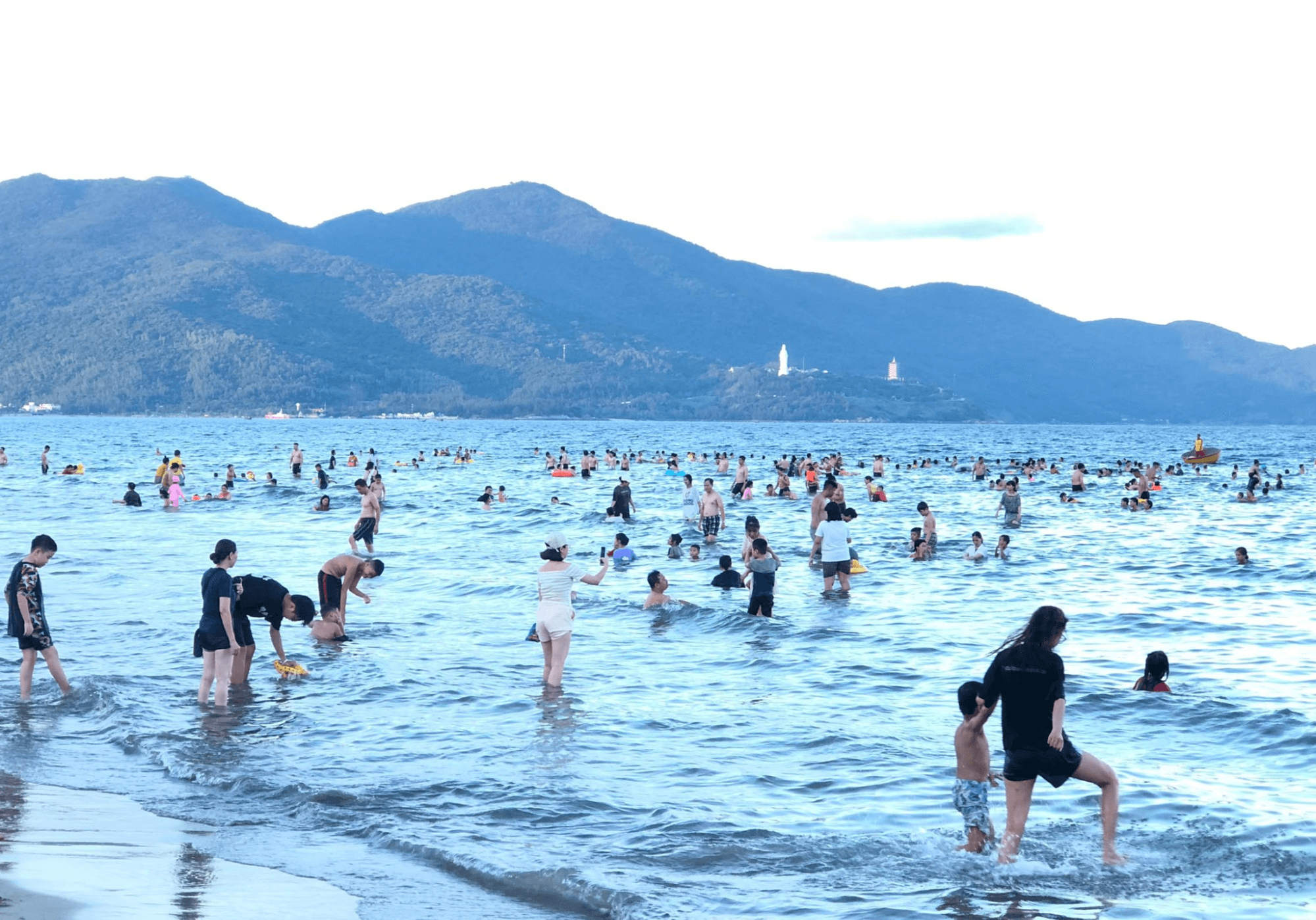 Tắm biển tại bãi tắm Sơn Thủy với nước trong xanh