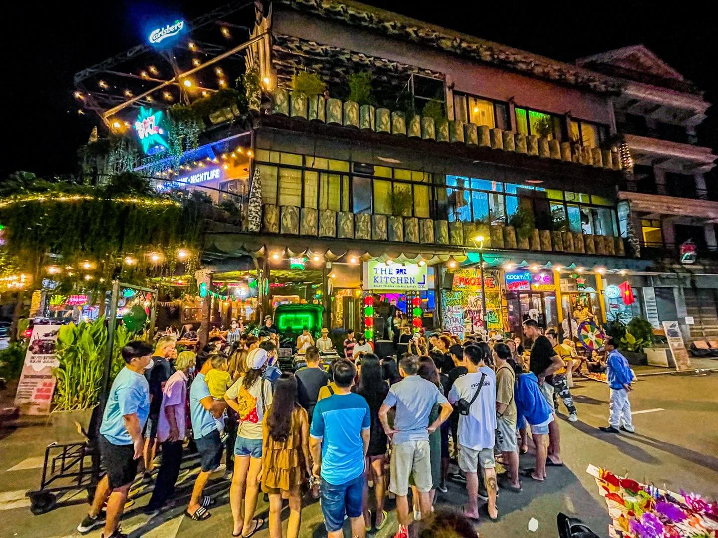 Tận hưởng không khí “nhậu kiểu Tây” sôi động tại phố đi bộ Huế (Ảnh Sưu tầm)