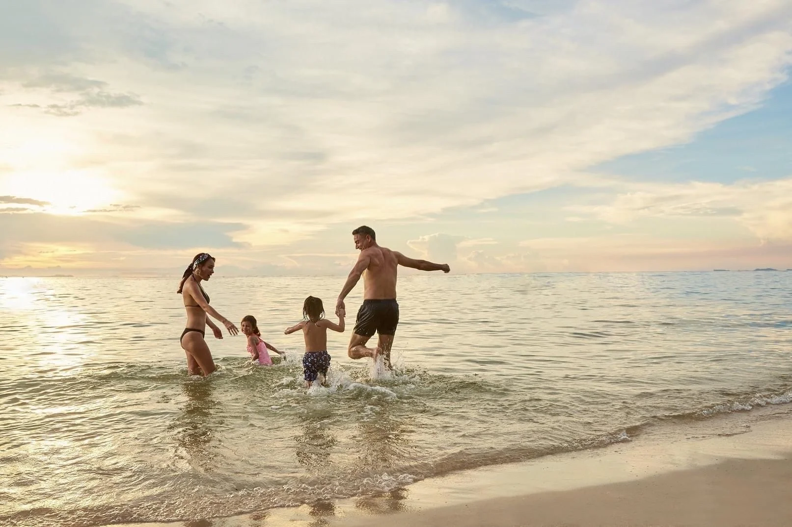 Thư giãn và tận hưởng sóng biển tại bãi tắm công cộng của bãi biển Non Nước (Ảnh Sưu tầm)